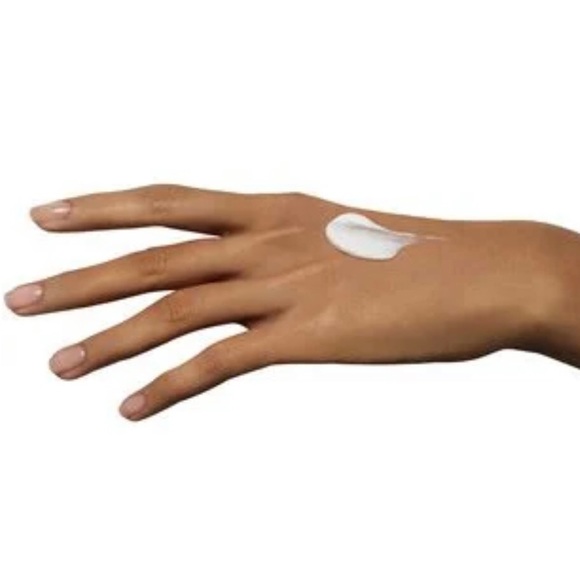 NWOB Clarins Hand and Nail Treatment Cream, 30ml/1oz - Picture 5 of 7